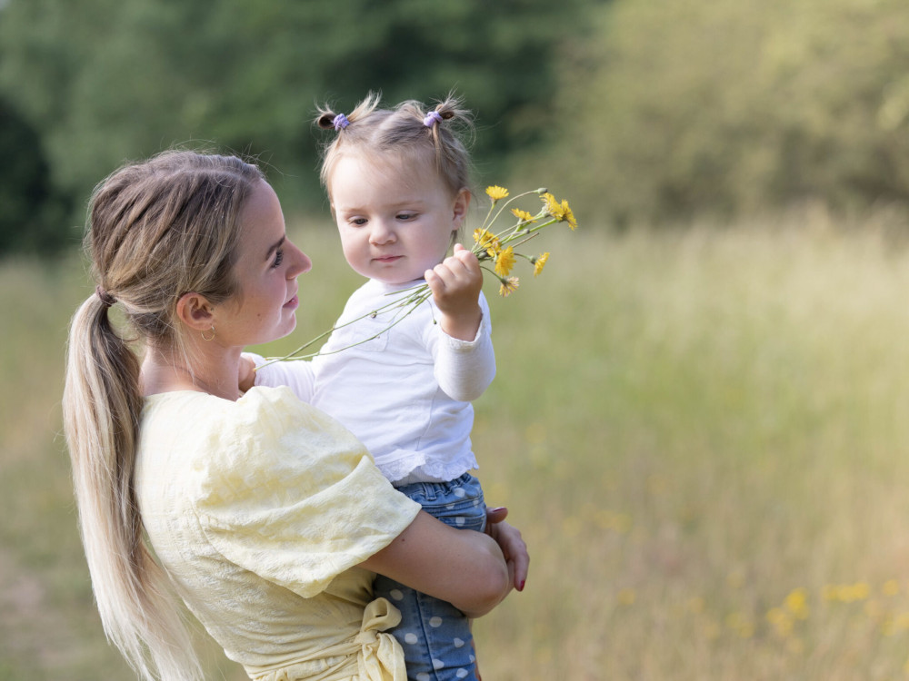 Therese og Vilja med mælkebøtter